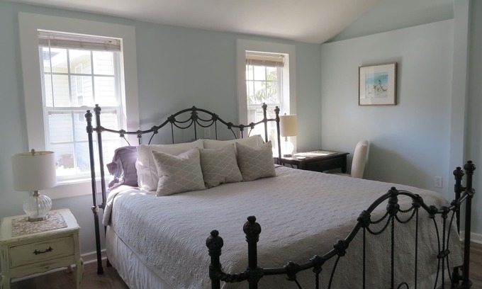 Historic Old Northeast Cottage | Historic Old Northeast! Walk to Water & Downtown! KING BED!