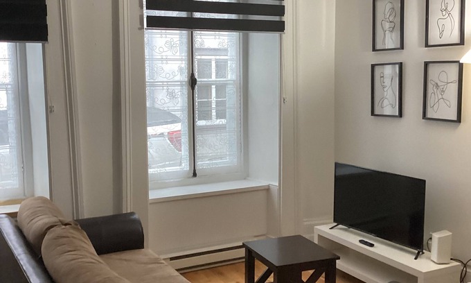 Lower Town Apartment | Historic Old Quebec.1-bedroom apartment.sleeps 4. Parking.