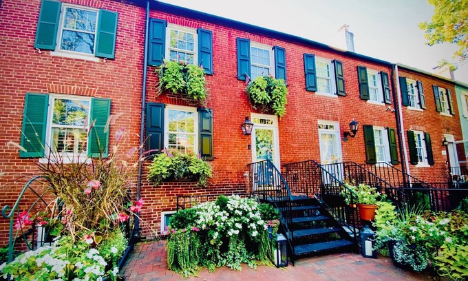 Old Town West Apartment | Historic Old Town, Walk to Metro/King St, Dogs OK!