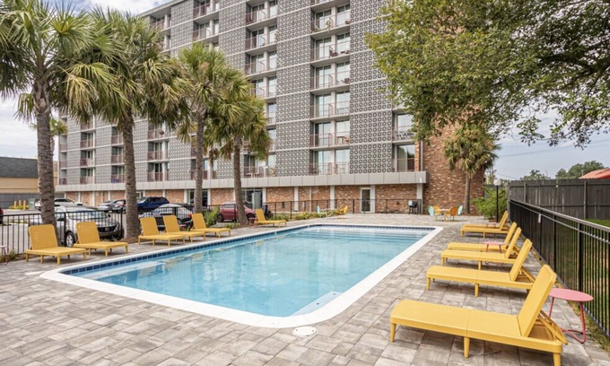 Viavant - Venetian Isles Hotel | Historic One Bedroom with a Sweeping City View