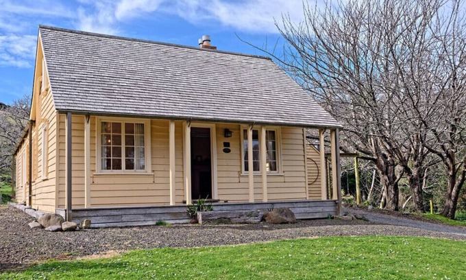 Robinsons Bay Cottage | Historic Pavitt Cottage - Robinsons Bay Holiday Home