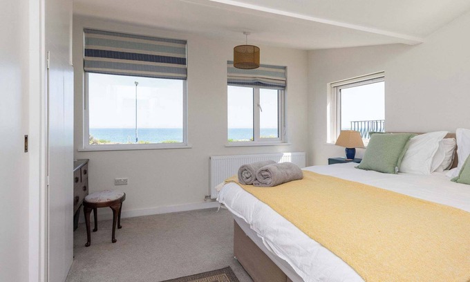 Selsey House | Historic Railway Home - Selsey Seafront