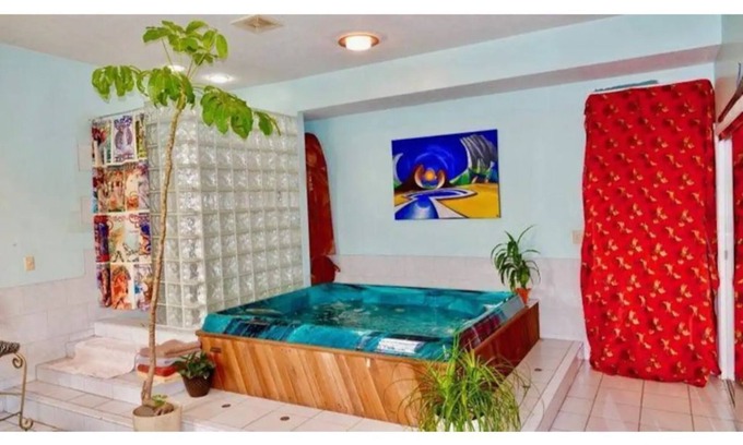 Springfield House | Historic skatepark w/Hot Tub located near Abe Lincoln's home!