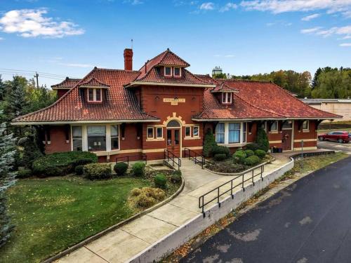 Springville Apartment | Historic Springville Train Depot Inn Hotel Apartment