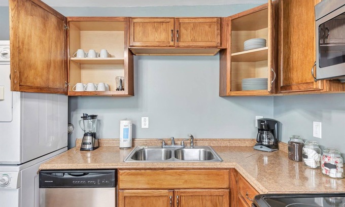 Southwest Garden House | Historic STL unit with 4 queen beds