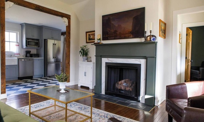 Goode House | Historic Train House: Sauna, Spa shower, gas fireplace, disc golf