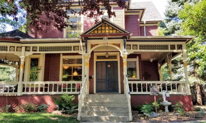 Sioux Falls Bed & Breakfast | Historic Victorian Inn
