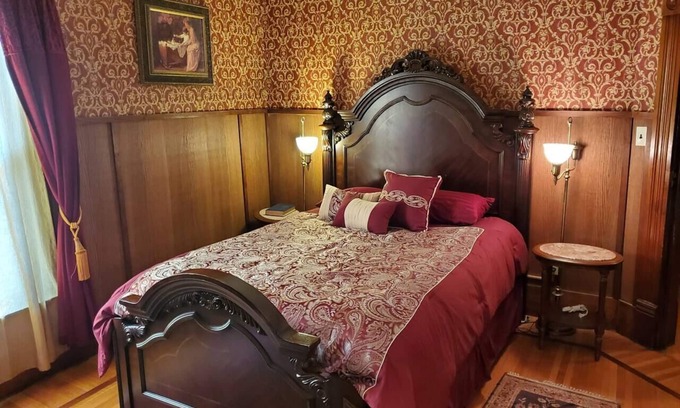 Downtown Bed & Breakfast | Historic Victorian Inn Wine Suite