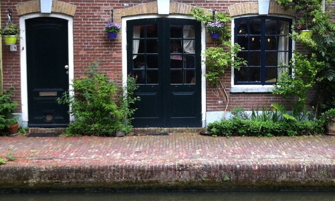Utrecht City Center Bed & Breakfast | Historic Wharf apartment on the canal in the city center