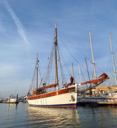 East Cowes Boat Rental | Historic Wooden Ship 'Ursula'