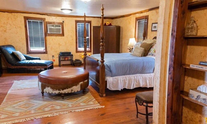 Satin Hostel | Historic Yellow Hotel, Private Romantic Getaway
