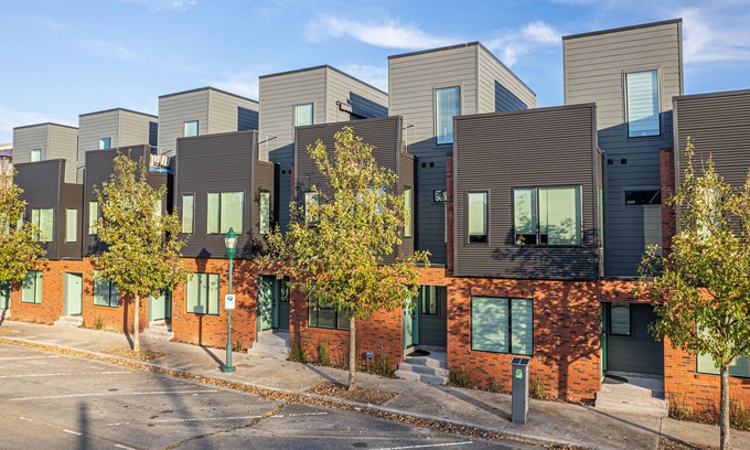 Chattanooga Condo | Historical Downtown, Private, Self-check-in, 1 car Parking, 1King & 1Queen beds