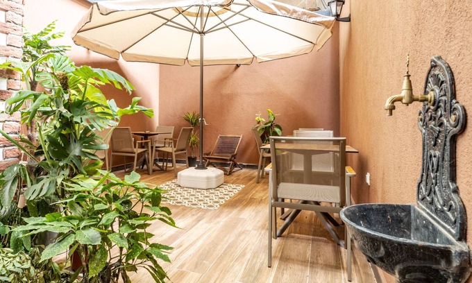 Rasimpasa House | Historical Hotel Room w Garden Near Kadikoy Square
