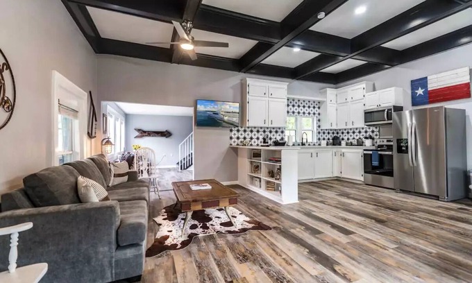 Leander House | Historical Leander Lodge: Sleeps 8, 2 Blks to Lake Travis