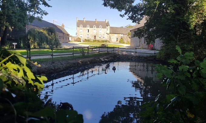 Saint-Nicolas-de-Pierrepont House | hite cottage in saint nicolas de pierrepont