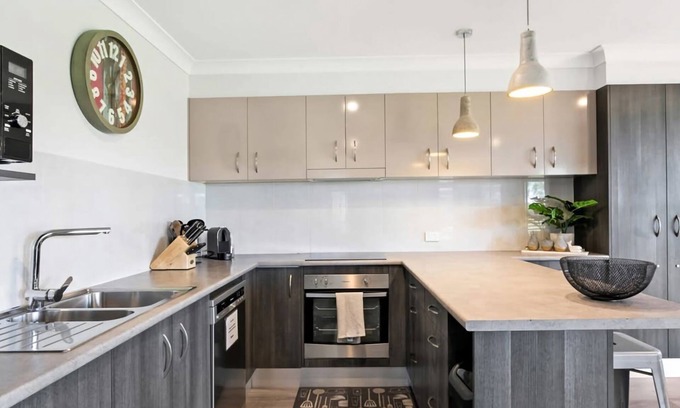 Salamander Bay House | Hitters Paradise Stay Play
