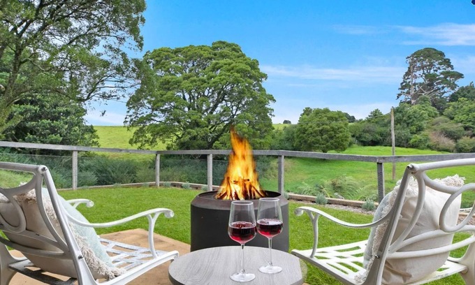 Robertson House | Hoddle Lane – rural views, fireplace and air conditioning