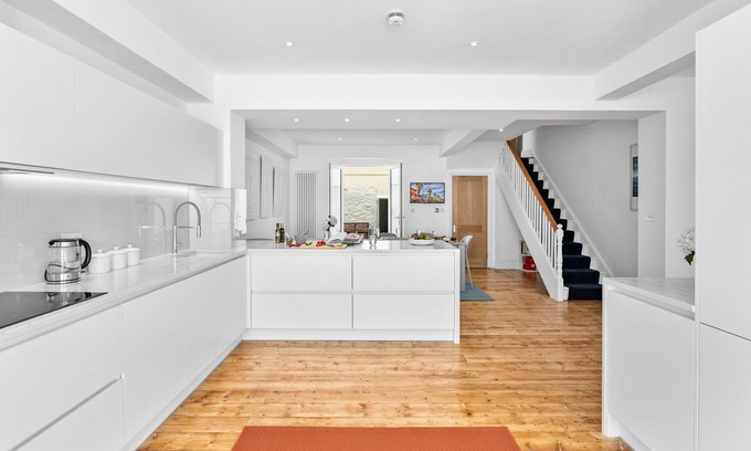 Plymouth House | Hoe Park House | Sleeps 10 | Historic, Central | Near Dining, Bars & Seafront
