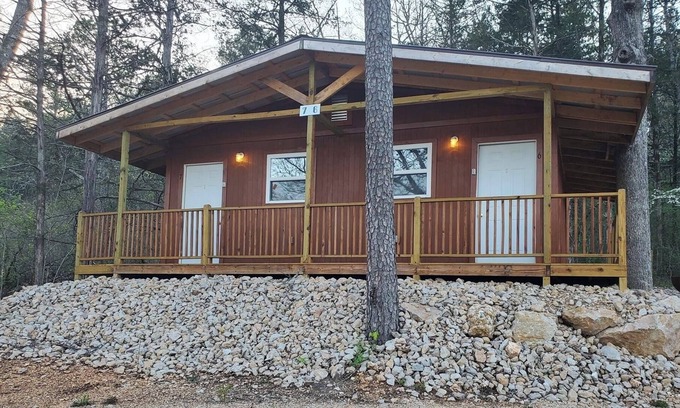 Eminence Cottage | Hogan's Hideout Cottage #7