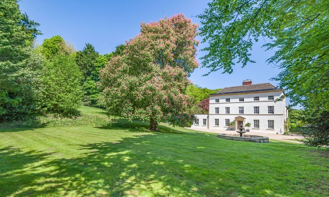 Inchbrook House | Holcombe House - Five Bedroom House, Sleeps 11