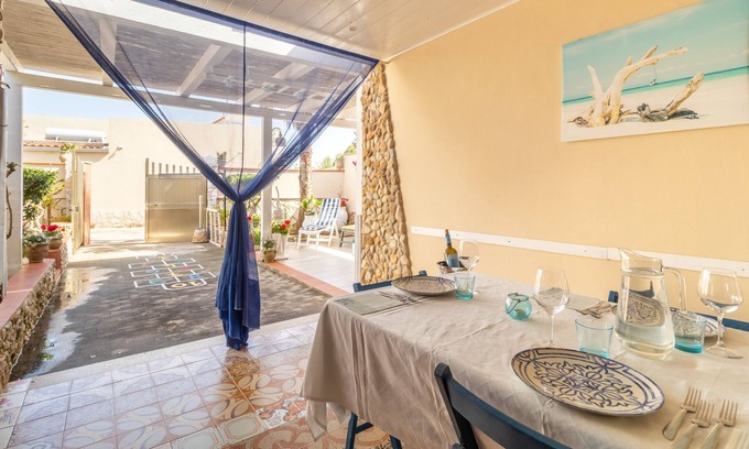 Portopalo di Capo Passero House | Holiday Home 'Loft Le Palme' with Private Terrace, Wi-Fi and Air Conditioning
