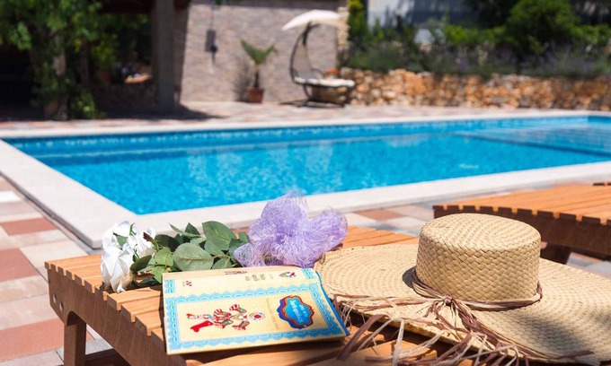 Milcetici Apartment | Holiday apartment with outdoor swimming pool