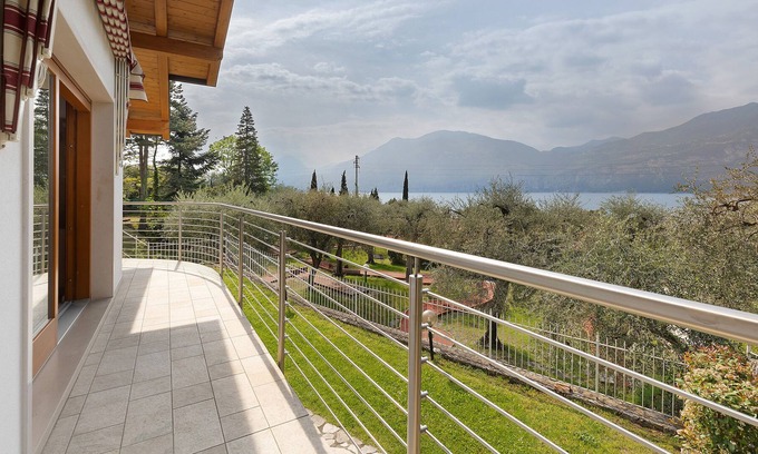 Magugnago Apartment | Holiday Apartment "Casa-Lago Suite" with Lake View, Shared Pool & Wi-Fi