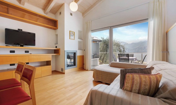 Magugnago Apartment | Holiday Apartment "Casa-Lago Suite" with Lake View, Shared Pool & Wi-Fi