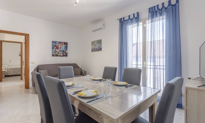 Contessa Entellina Apartment | Holiday Apartment "Contessa Vacanze Byron" with Mountain View, 2 Balconies & Wi-Fi