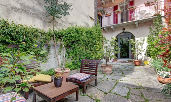 Naggio Apartment | Holiday Apartment "The Court" with Mountain View, Shared Terrace & Wi-Fi