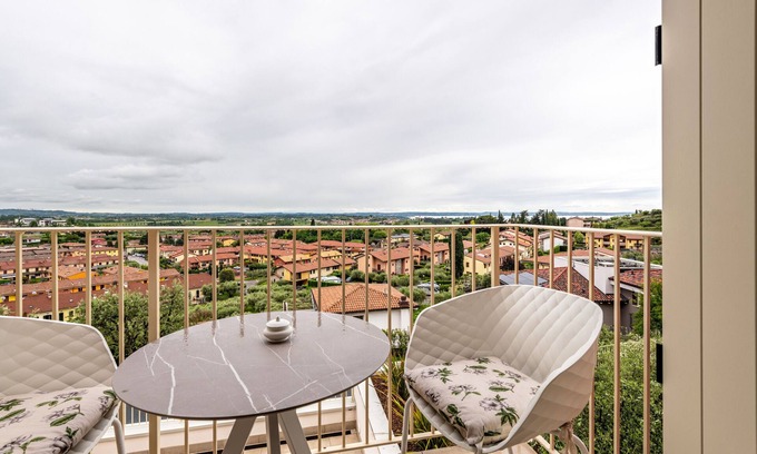 Cavaion Veronese Apartment | Holiday Apartment "Cavalino Boutique Apt 1" with Lake View, Balcony & Wi-Fi