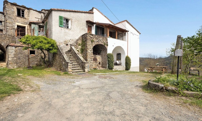 Ricco del Golfo di Spezia Apartment | Holiday Apartment "Cà Gianca" with Mountain View & Wi-Fi