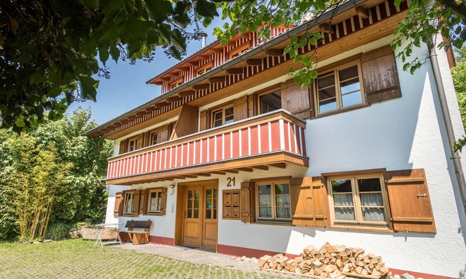 Goppertsweiler Apartment | Holiday Apartment "Pias Nature Retreat iii" with Balcony, Shared Garden & Wi-Fi