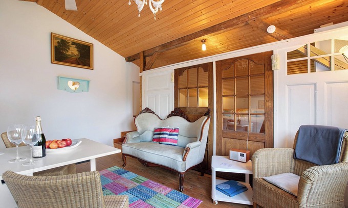 Norddeich Apartment | Holiday Apartment '1-Room Ferienwohnung Koje 1' with Shared Garden and Wi-Fi