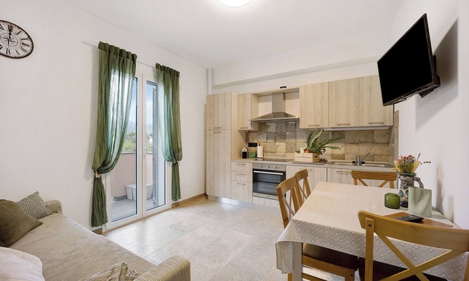 Andora Apartment | Holiday Apartment "Antichi Ricordi - Da Angela" with Balcony, Shared Pool & Wi-Fi