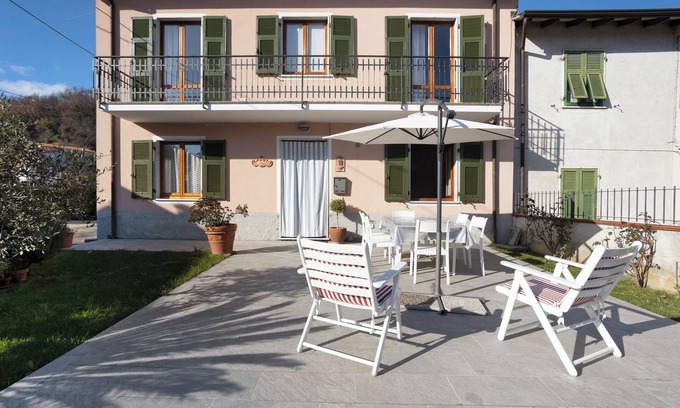Arcola House | Holiday Apartment "Casa Vanda" with Private Garden, Balcony & Wi-Fi