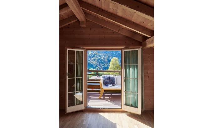 Klosters Dorf Apartment | Holiday Apartment "Dorf" with Mountain View, Balcony & Wi-Fi