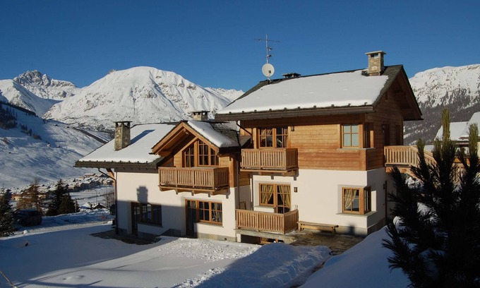 Teola Apartment | Holiday Apartment Chalet Monteneve Bordeaux with Mountain View, Balcony & Wi-Fi