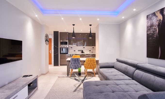 Quartier Exposition-Bajatiere Apartment | Holiday Apartment "Chez Flo Ap 38" with Balcony & Wi-Fi
