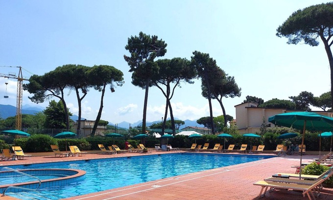 Cinquale Apartment | Holiday Apartment "Con Piscina A Cinquale" with Shared Pool, Private Terrace & A/C