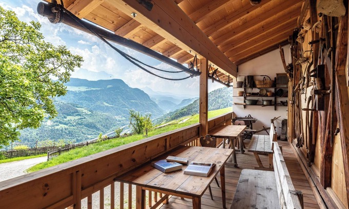 Albions Apartment | Holiday Apartment "Dolomiten Winklerhof" with Mountain View, Garden & Wi-Fi