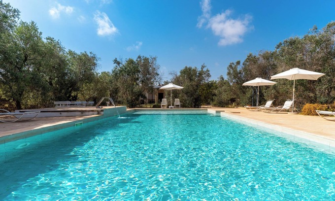 Ugento Apartment | Holiday Apartment "Domus Mea Salento Arazzo Blu" with Shared Pool & Wi-Fi