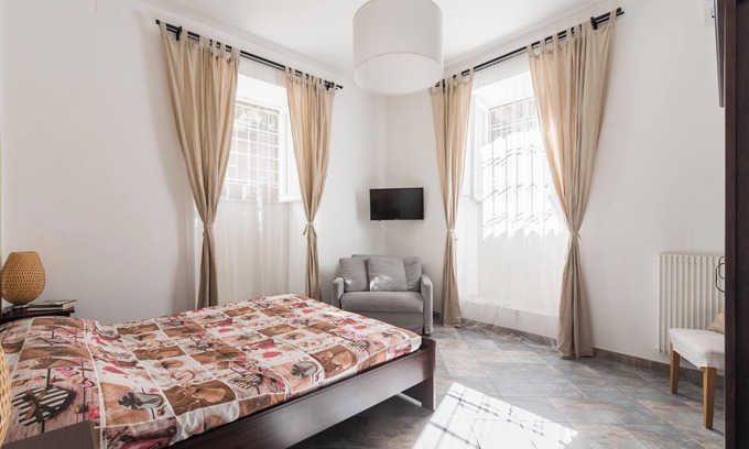 Aventine Apartment | Holiday Apartment "Domus Maximo" in Central Location with Air Con