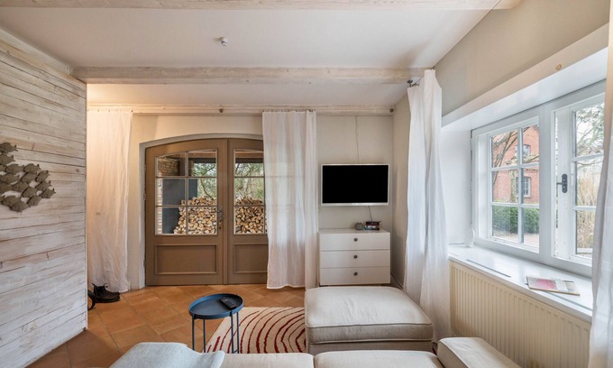 Saal Apartment | Holiday Apartment Eins at Hof Himmelgrün with Large Garden