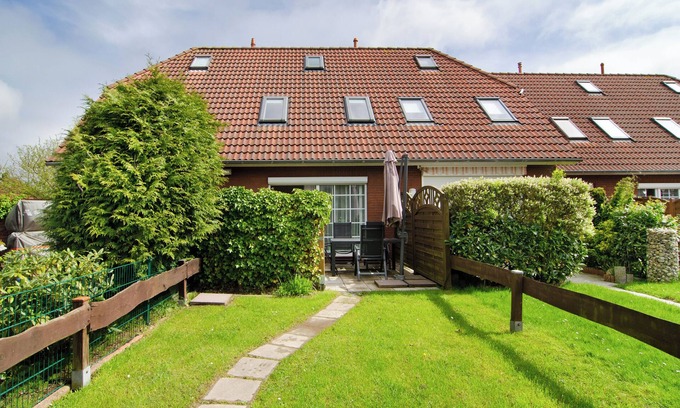 Neßmersiel Apartment | Holiday Apartment 'Ferienhaus Deichblick Nessmersiel' with Private Terrace, Private Garden and Wi-Fi