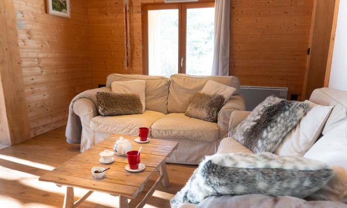 Belvedere Apartment | Holiday Apartment "Gite L'Esquirol" with Mountain View, Shared Garden & Wi-Fi