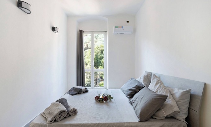 La Spezia Apartment | Holiday Apartment "Grecale" with 2 Balconies and Wi-Fi