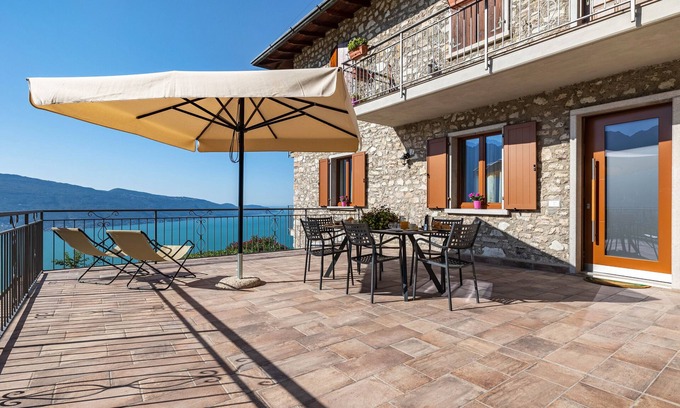 Oldesio Apartment | Holiday Apartment "Il Cinque" with Lake View, Shared Pool & Wi-Fi