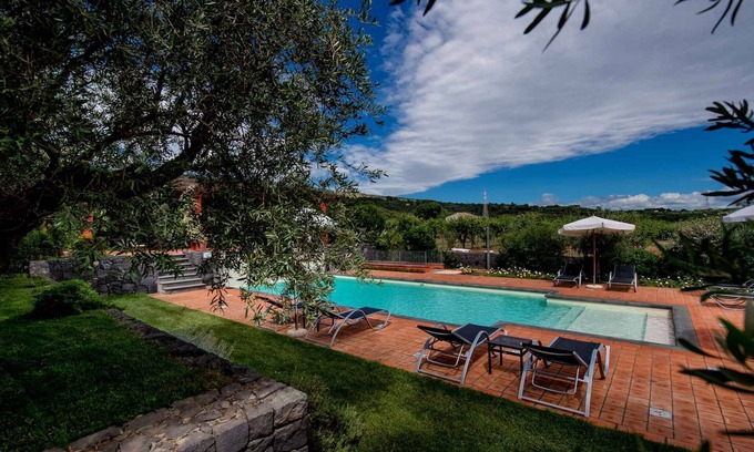 Linguaglossa Apartment | Holiday apartment with garden and outdoor swimming pool
