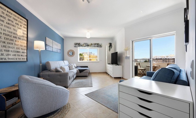 Funchal Apartment | Holiday Apartment "Morning View Terrace" with Sea View, Shared Pool & Wi-Fi